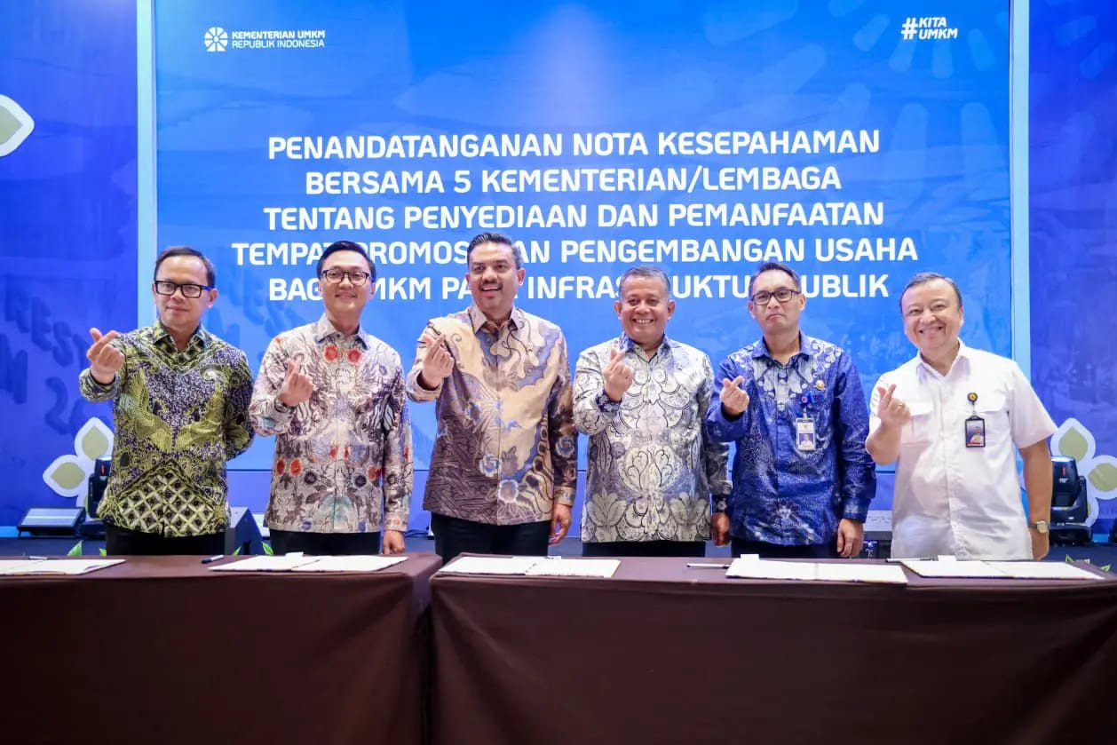 <p>Menteri UMKM Maman Abdurrahman menyaksikan penandatanganan pernyataan bersama antara kementerian/lembaga, BUMN, serta asosiasi penyelenggara dan pengelola infrastruktur publik mengenai optimalisasi alokasi penyediaan tempat promosi dan pengembangan usaha bagi usaha mikro dan kecil pada infrastruktur publik, di Jakarta, Kamis, 27 November 2025 (Dok. Kementerian UMKM)</p>
