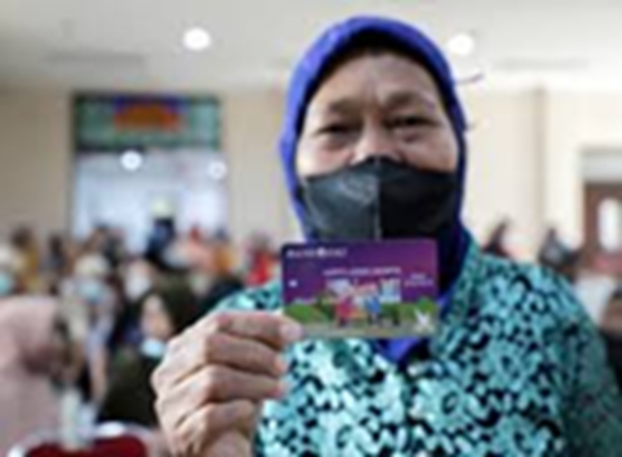 <p>Seorang lansia menunjukkan kartu bansos DKI Jakarta. Simak cara cek penerima bansos KLJ, KAJ, dan KPDJ yang cair bulan Agustus 2025.</p>

