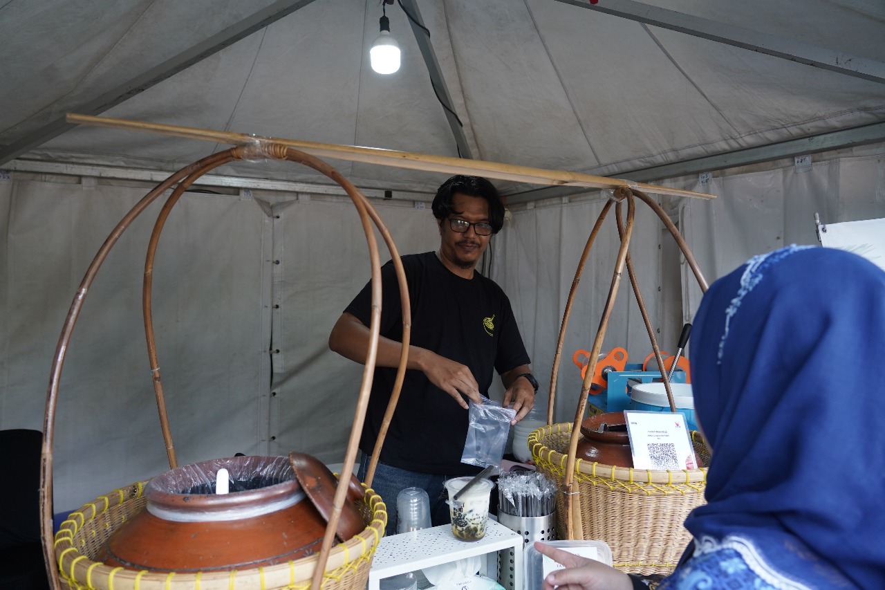<p>Achmad Tri Laksono, pemilik Dawet Ireng Bejo, mengungkapkan rahasia yang membuat cita rasa sajiannya. Ia mengganti santan dengan creamer berbahan serat nabati ditemani potongan dawet yang lebih tebal, kenyal, dan panjang. (Dok. Kemendag)</p>

<p> </p>
