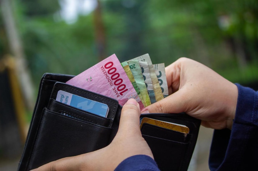 <p>Ilustrasi uang rupiah. Berikut cara cek status desil Anda apa terdaftar di DTSEN sebagai penerima bansos PKH dan BPNT. (Foto: Freepik).</p>
