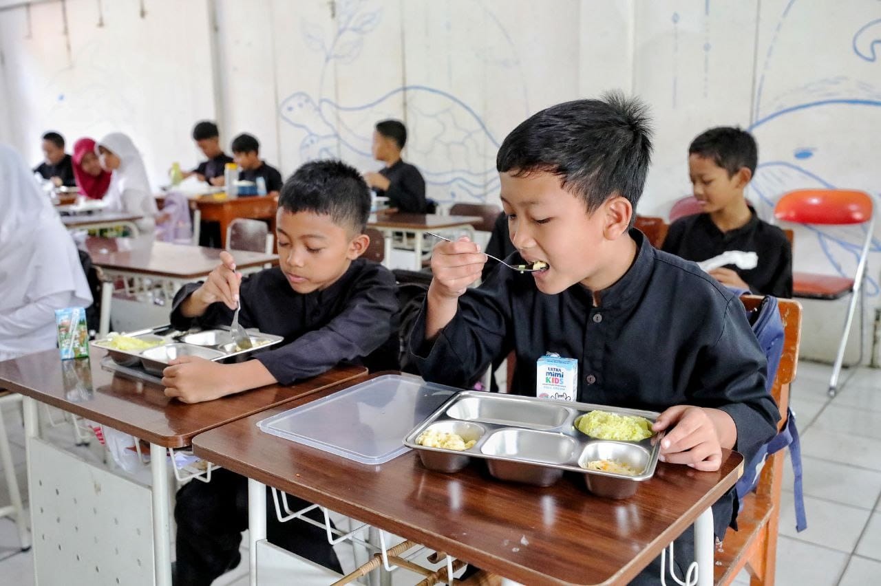 <p>Para siswa Sekolah Dasar (SD) sedang menikmati menu program Makan Bergizi Gratis (MBG) di sebuah sekolah di Kota Bandung, Kamis, 15 Mei 2025. (Dok Pemkot Bandung)</p>
