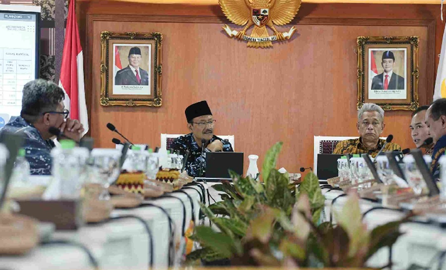 <p>Mensos Saifullah Yusuf mengadakan rapat koordinasi dengan anggota Himbara untuk percepatan proses pembukaan rekening kolektif penerima bansos. (Foto: Kemensos).</p>
