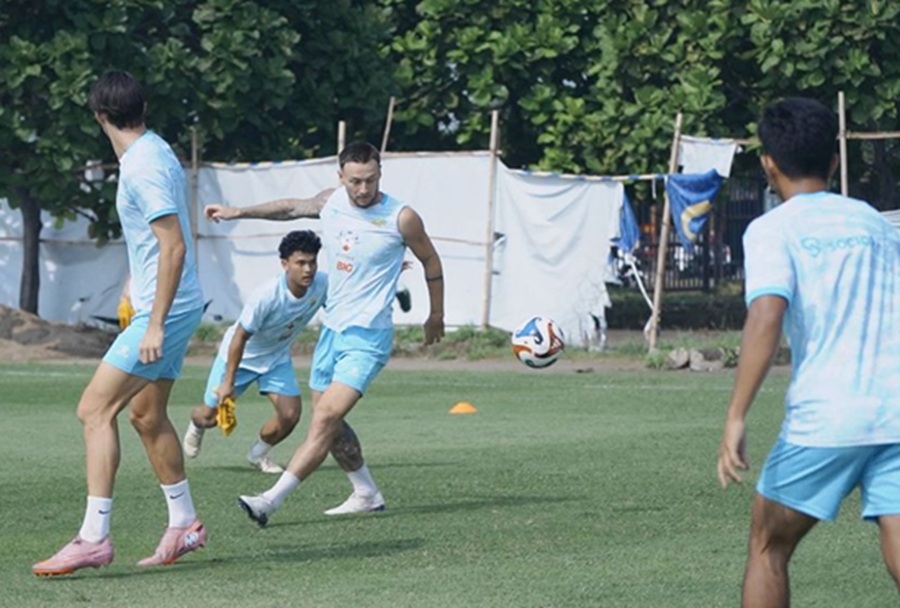 <p>Gelandang Persib Bandung, Marc Klok sudah siap kembali bertanding melawan Persita Tangerang dalam jadwal Super League pekan ketujuh. (Foto: Persib).</p>
