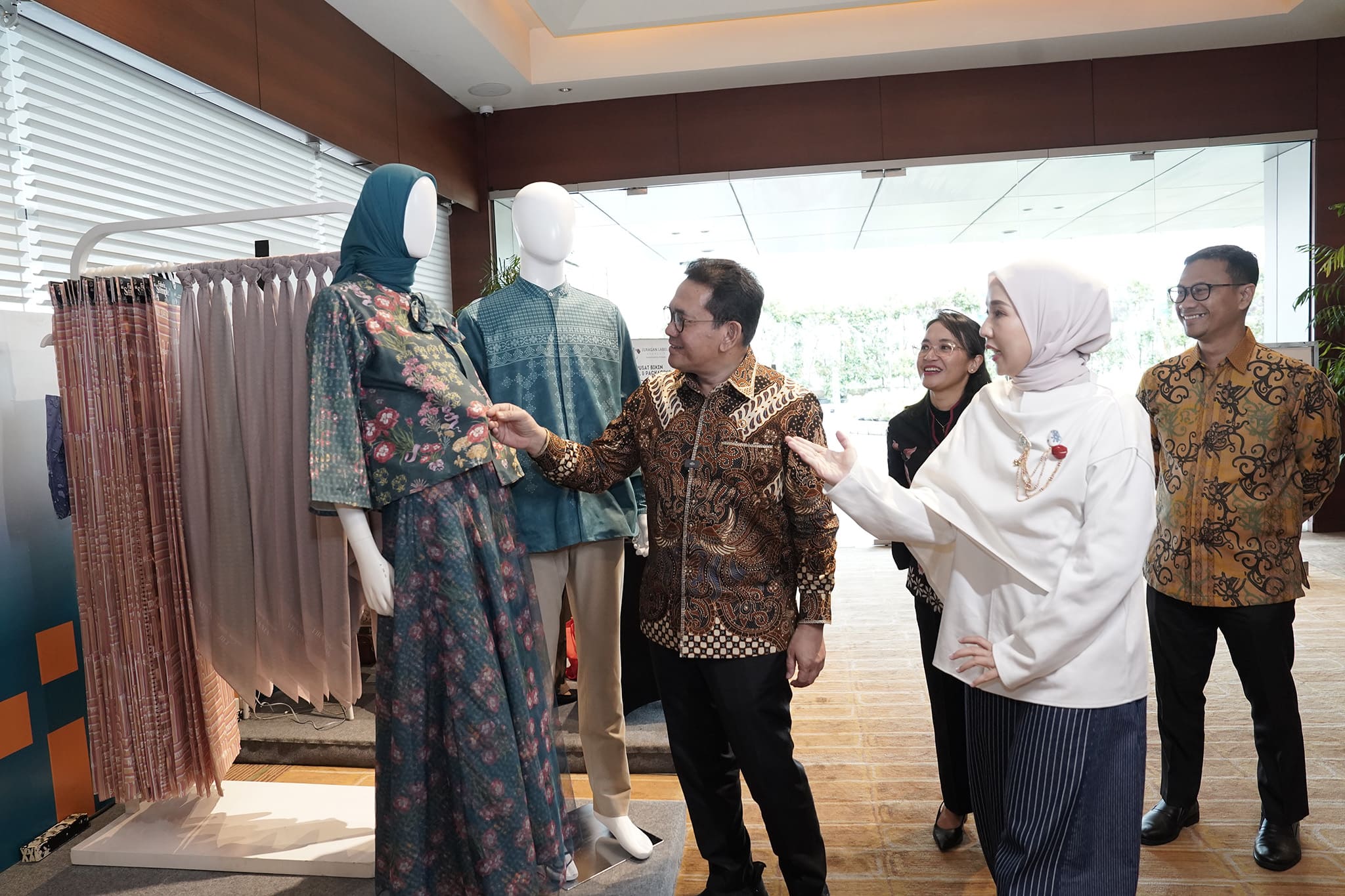<p>Menteri Perdagangan Budi Santoso meninjau hasil karya sejumlah desainer, seusai membuka Jakarta Modest Summit 2026 di Jakarta, Rabu,  10 Des 2025. (Dok. Kemendag)</p>
