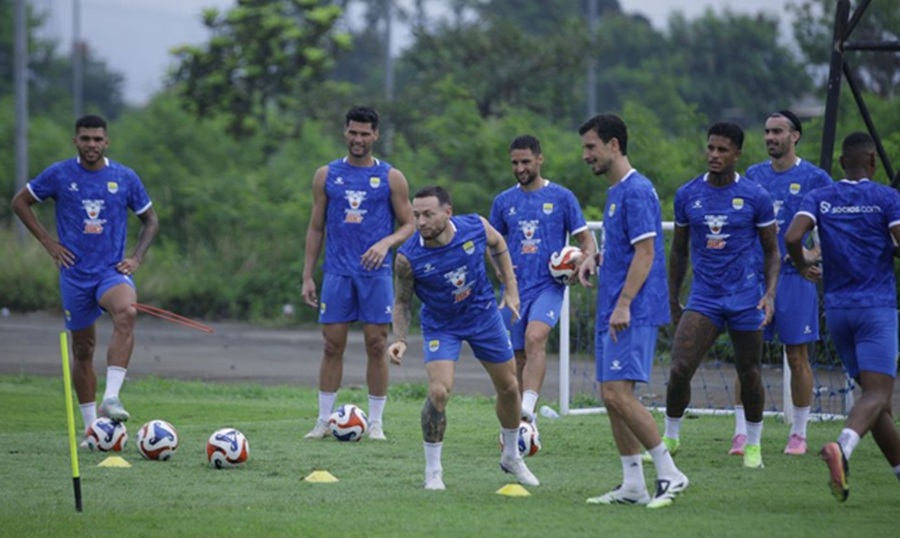 <p>Menjelang pertandingan Persib vs Dewa United di pekan ke-13 Super League, Marc Klok punya semangat tinggi, dan Eliano Reijnders siap 100 persen. Foto: Persib.</p>
