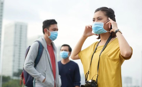 <p>Kasus Covid-19 kembali merebak di beberapa negara Asia Tenggara. Salah satu antipasi dengan penerapan protokol kesehatan salah satinya menggunakan masker. (Dok.UGM)</p>
