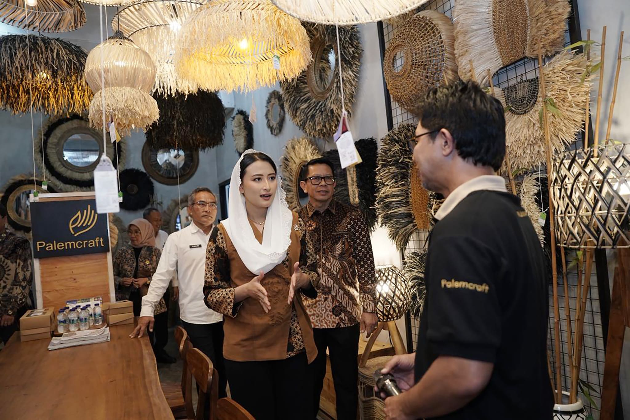 <p>Wakil Menteri Perdagangan, Dyah Roro Esti melakukan pelepasan ekspor produk home decor milik CV Palem Craft ke Belgia, Amerika Serikat, dan Belanda yang berlangsung di Kabupaten Bantul, Yogyakarta, Rabu, 26 November 2025. (Dok. Kemendag)</p>
