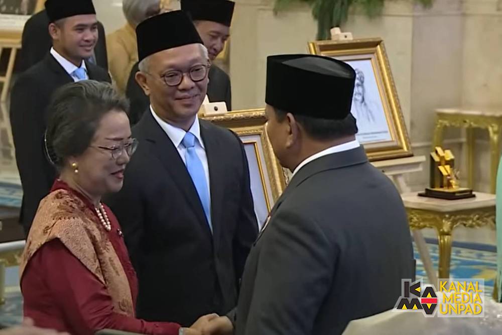 <p>Presiden Prabowo memberi ucapan selamat kepada Ahli Waris Prof. Mochtar Kusumaatmadja, salah satu dari 10 tokoh nasional yang memperoleh gelar pahlawan nasional tahun ini. (Dok. BPMI Setpres)</p>
