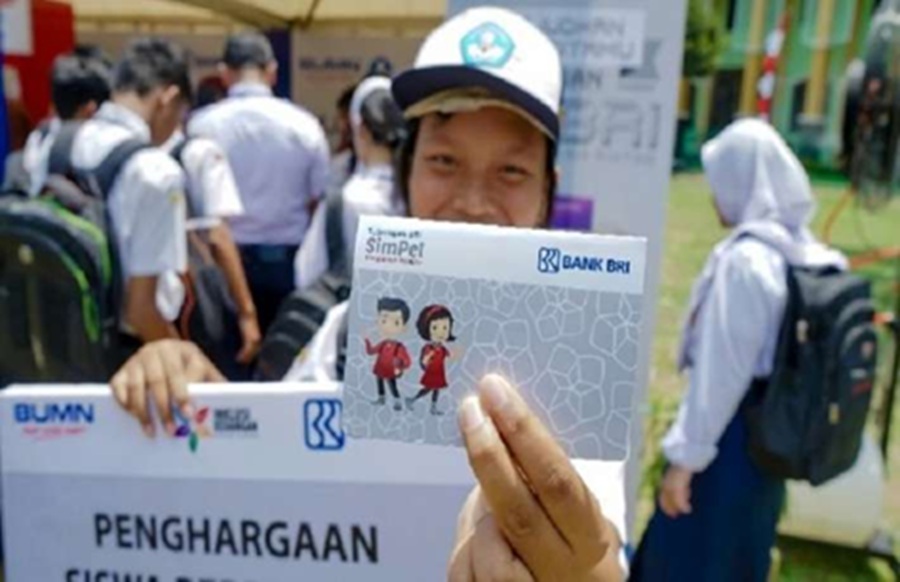 <p>Ilustrasi siswa menunjukkan kartu debit PIP. Berikut cara mengambil uang bantuan PIP siswa kelas akhir. (Foto: Freepik).</p>
