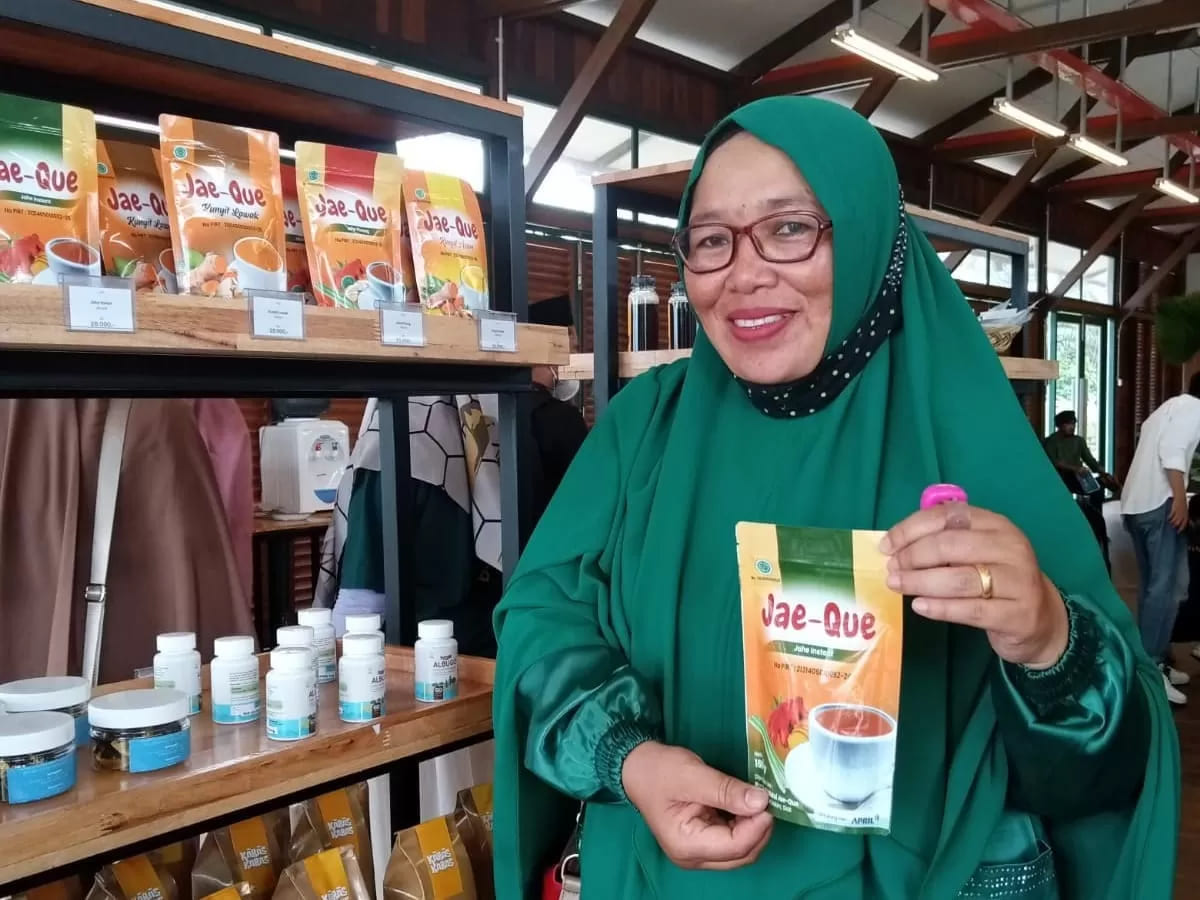 <p>Ari Lestari, S.P guru SMKN 1 Lubuk Dalam, Kabupaten Siak menunjukan produk JaeGue yang ia rintis dan mulai berkembang lewat pelatihan Digital Teacherpreneur yang diberikan PHR. (Dok. PHR)</p>
