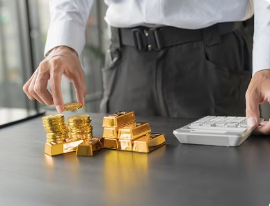 <p>Ilustrasi tumpukan emas batangan dan koin emas di atas meja, siap dihitung untuk investasi, temukan rekomendasi produk emas paling menguntungkan sesuai budgetmu di 2025, agar investasi makin cuan dan aman!. Foto: freepik.com</p>
