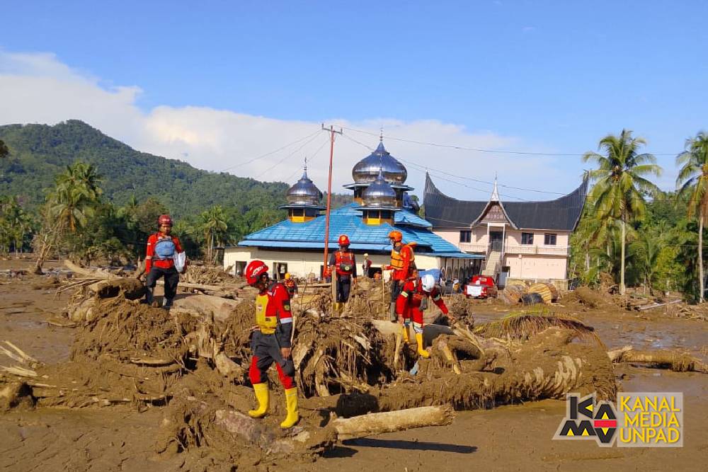 <p>Relawan gabungan membantu penanganan bencana banjir dan longsor di wilayah Aceh, Sumatera Utara dan Sumatera Barat. (Dok. Kanal Media Unpad/ FKPR Unpad)<br />
<br />
 </p>
