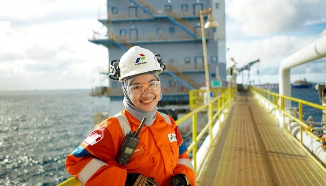 <p>Difa Kamila Anjani  bertugas sebagai Production Well Operator di Pertamina Hulu Energi Offshore North West Java  (PHE ONWJ). Generasi Z ini merupakan satu-satunya operator perempuan di PHE ONWJ. (Dok. Pertamina)</p>
