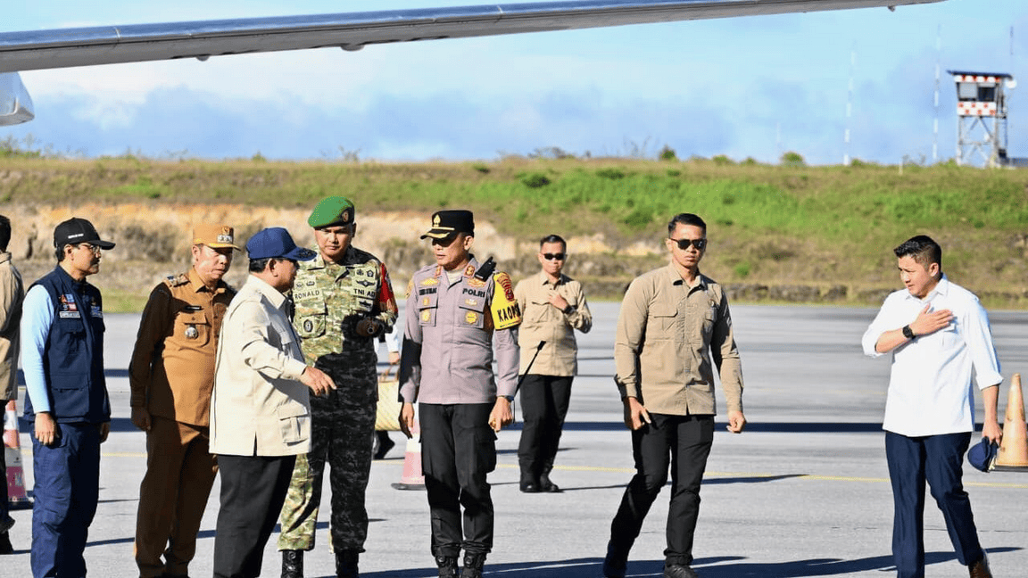 <p>Presiden Prabowo Subianto tiba di Kabupaten Tapanuli Tengah, Provinsi Sumatra Utara, pada Senin, 1 Desember 2025, untuk meninjau langsung penanganan dampak banjir yang melanda wilayah tersebut. (Dok. BPMI Setpres/Cahyo)</p>

