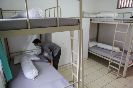 <p>Petugas merapikan kamar asrama Sekolah Rakyat untuk jenjang SMA di Sentra Terpadu Pangudi Luhur (STPL), Bekasi, Jawa Barat, Sabtu (8/3/2025). 53 titik lokasi sekolah rakyat siap dioperasikan mulai Juli 2025, berikut infonya. Foto: indonesia.go.id</p>
