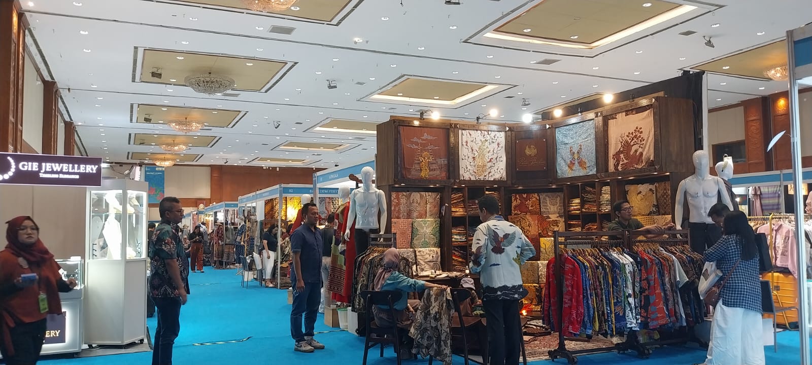 <p>Di pameran yang berlangsung mulai 1-5 Oktober 2025 di Jakarta Convention Center (JCC) Senayan itu sekitar 966UMKM Indonesia berpartisipasi, mulai dari UMKM fesyen, kuliner dan industri crafting. (Dok. Sokoguru/Rosmery)</p>
