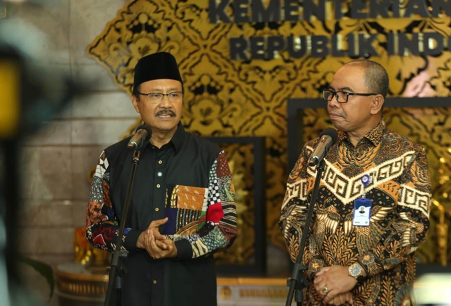 <p>Mensos Saifullah Yusuf (kiri) menyebut, pihaknya telah mencoret 600 ribu KPM bansos akibat terlibat aktivitas judol. Foto: Kemensos.</p>
