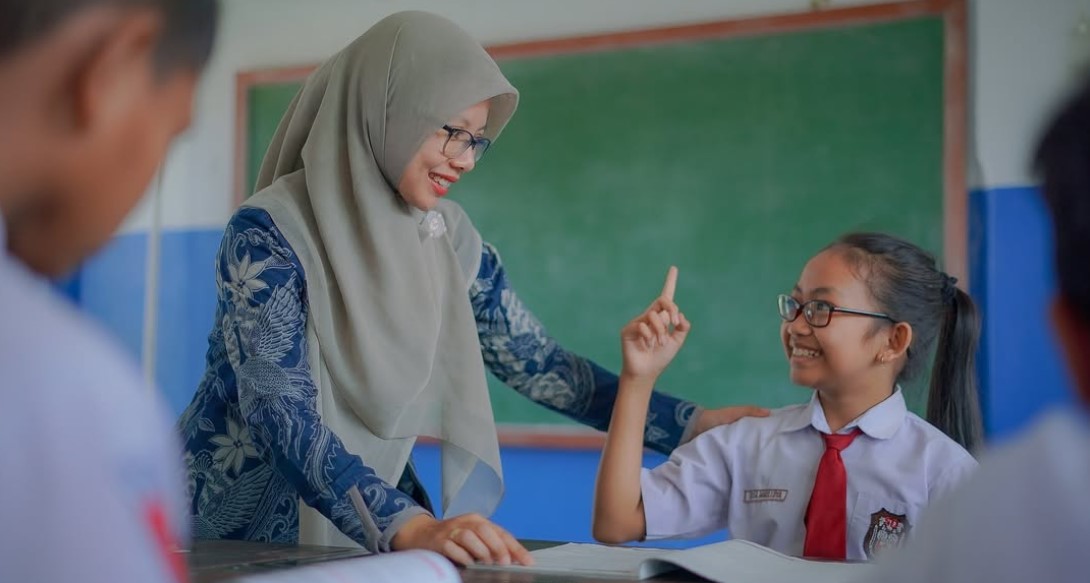 <p>Sekolah Rakyat bukan hanya tempat belajar, tapi juga pintu kesejahteraan. Dari PIP, PKH, BPNT, JKN, hingga bedah rumah, semua hadir untuk dukung anak-anak dari keluarga kurang mampu.</p>
