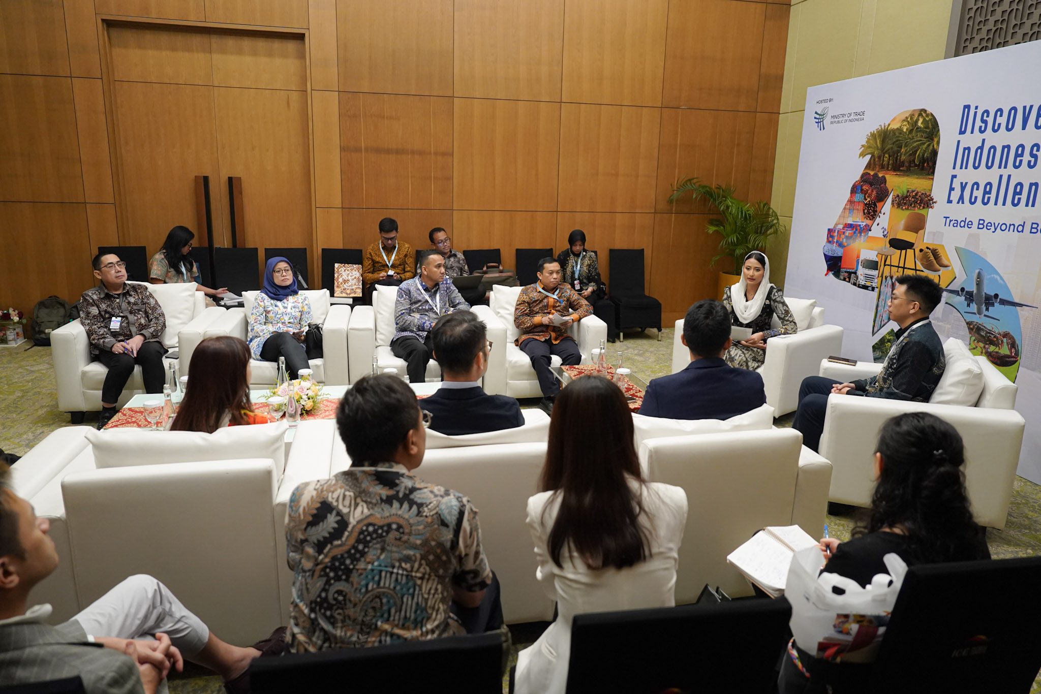 <p> Wamendag Dyah Roro Esti melakukan pertemuan dengan Indonesia Chamber of Commerce (INACHAM) Hong Kong di ICE BSD, Tangerang, Banten, Rabu, 15 Oktober. Ia didampingi Direktur Pengembangan Ekspor Produk Manufaktur, Deden Muhammad F.S, dan Konsul Perdagangan Hong Kong, Aldin Jauhari. (Dok. Kemendag)</p>
