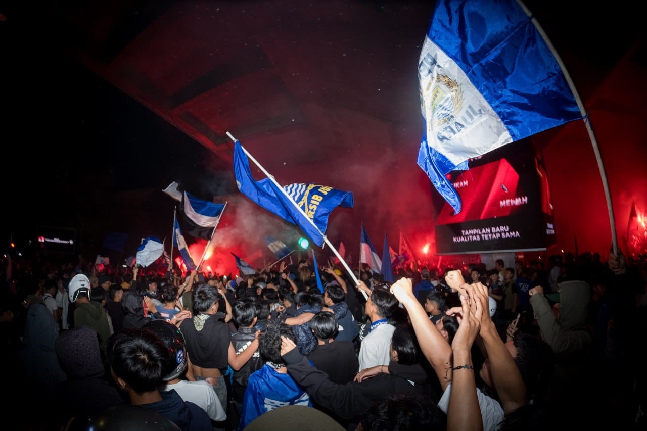 <p>Para Bobotoh merayakan Persib Bandung menjuarai Liga 1 2024/2025 di Kota Bandung, Jumat malam, 9 Mei 2025. (Dok.Pemkot Bandung)</p>

