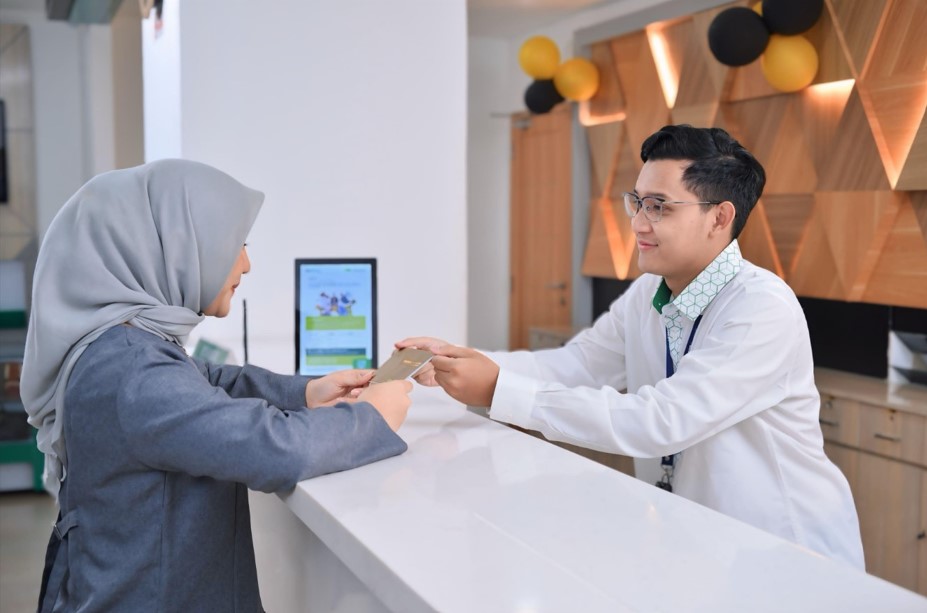 <p>Ilustrasi nasabah Pegadaian menerima emas batangan hasil cetak dari tabungan emas digital di kantor cabang. Kini, proses cetak emas bisa diajukan langsung melalui aplikasi Pegadaian Digital tanpa antre.Foto: Dok. pegadaian.co.id</p>

