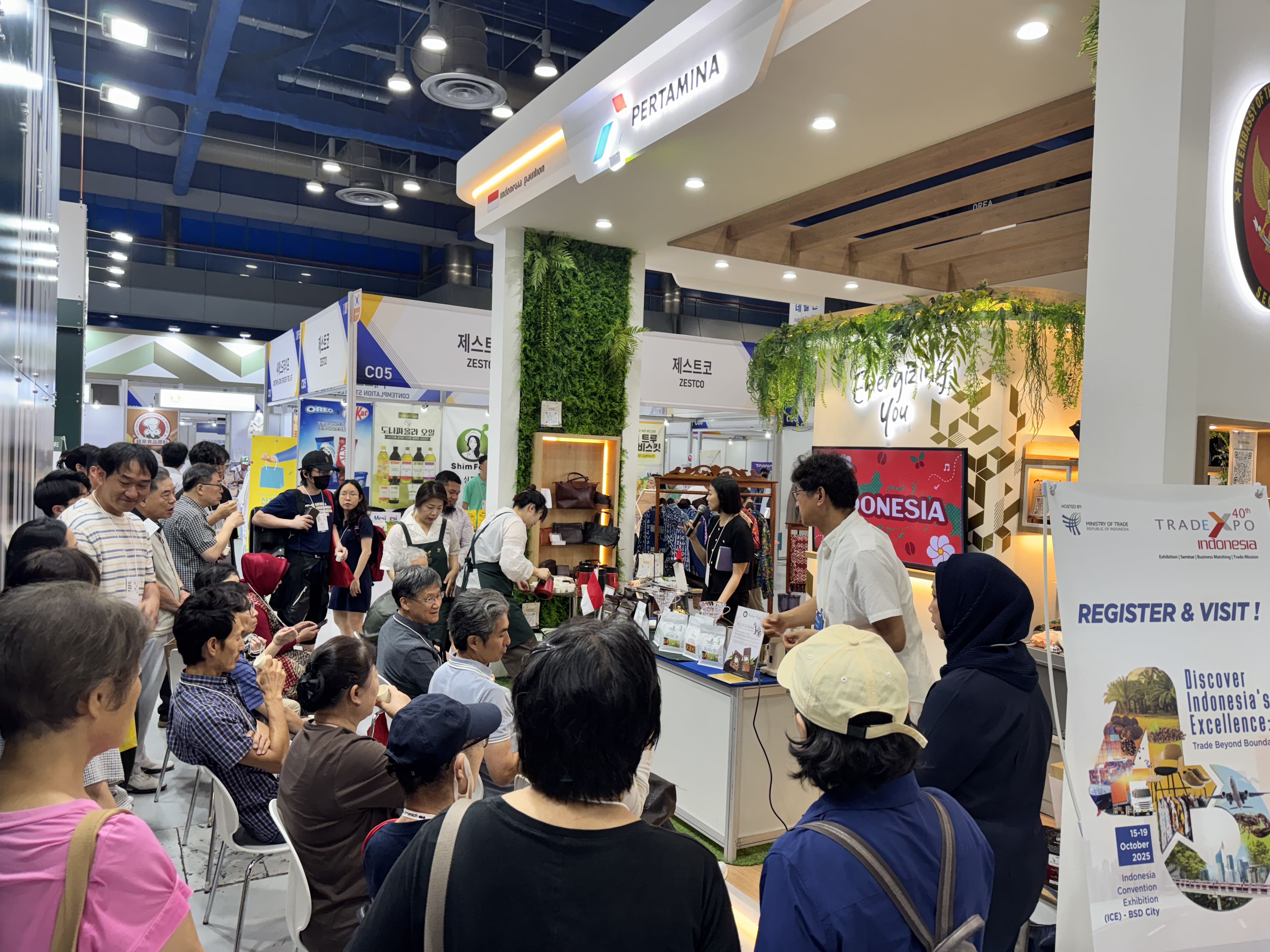 <p>Pada KIF 2025 di COEX Convention Center, Seoul, Korea Selatan, pada 7-9 Juli 2025,  Atase Perdagangan RI Seoul dan Kedutaan Besar RI di Seoul bekerja sama dengan PT Pertamina (Persero) untuk memfasilitasi 30 UMKM tampil di Paviliun Indonesia. (Dok. Atase Perdagangan Seoul)</p>

<p> </p>
