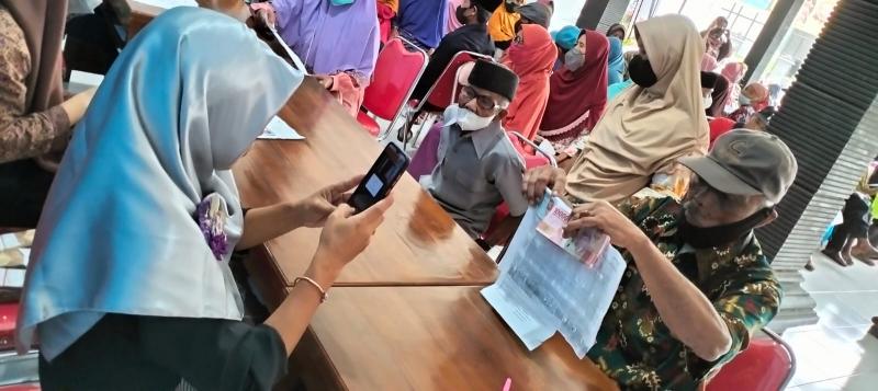 <p>Ilustrasi penyaluran bansos pada warga. PKH & BPNT Tahap 3 2025 cair bulan ini! Cek daftar penerima, jadwal, dan nominal bantuan di sini. Foto : desasumberejo.gunungkidulkab.go.id <br />
 </p>
