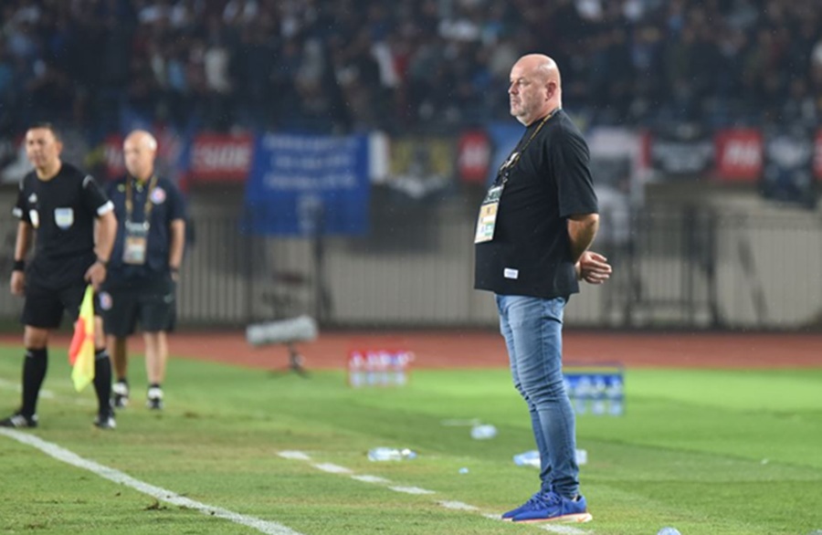 <p>Pelatih Persib, Bojan Hodak mengaku sangat sedih mendapat kabar soal Achmad Jufriyanto yang mengalami cedera cukup serius. (Foto: Persib.co.id).</p>
