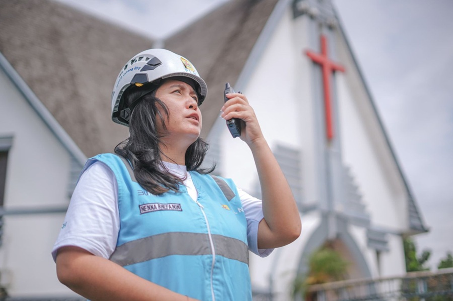<p>Ilustrasi petugas PLN perempuan. Berikut cara mendapatkan diskon listrik 50% Juni-Juli 2025, tapi PLN batasi pembeliannya. (Foto: PT PLN).</p>
