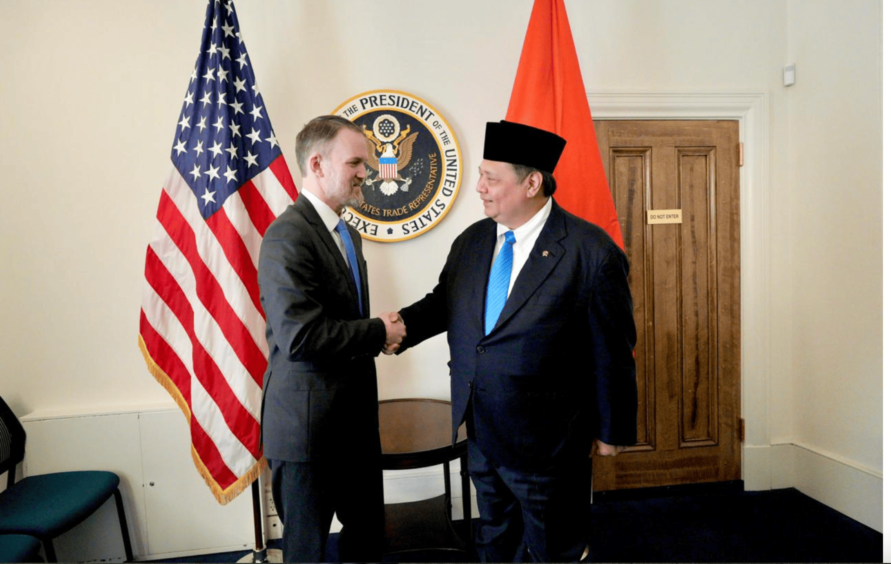 <p>Pemerintah RI diwakili Menteri Koordinator Bidang Perekonomian Airlangga Hartarto bersama Delegasi RI, secara langsung diterima oleh Ambassador Jamieson Greer dari United States Trade Representative (USTR) di Washington DC, Kamis, 17 April 2025 waktu setempat.  (Dok. Kemenko Ekonomi)</p>
