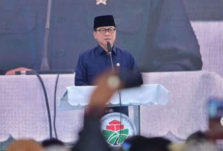 <p>Mendes PDT Yandri Susanto resmi mengatur penggunaan dana desa 2025 untuk talangan pinjaman Koperasi Merah Putih. Jangan sampai kades pura-pura tidak tahu aturan penting soal dana desa dan koperasi ini. Foto Instagram @kemendespdt.</p>
