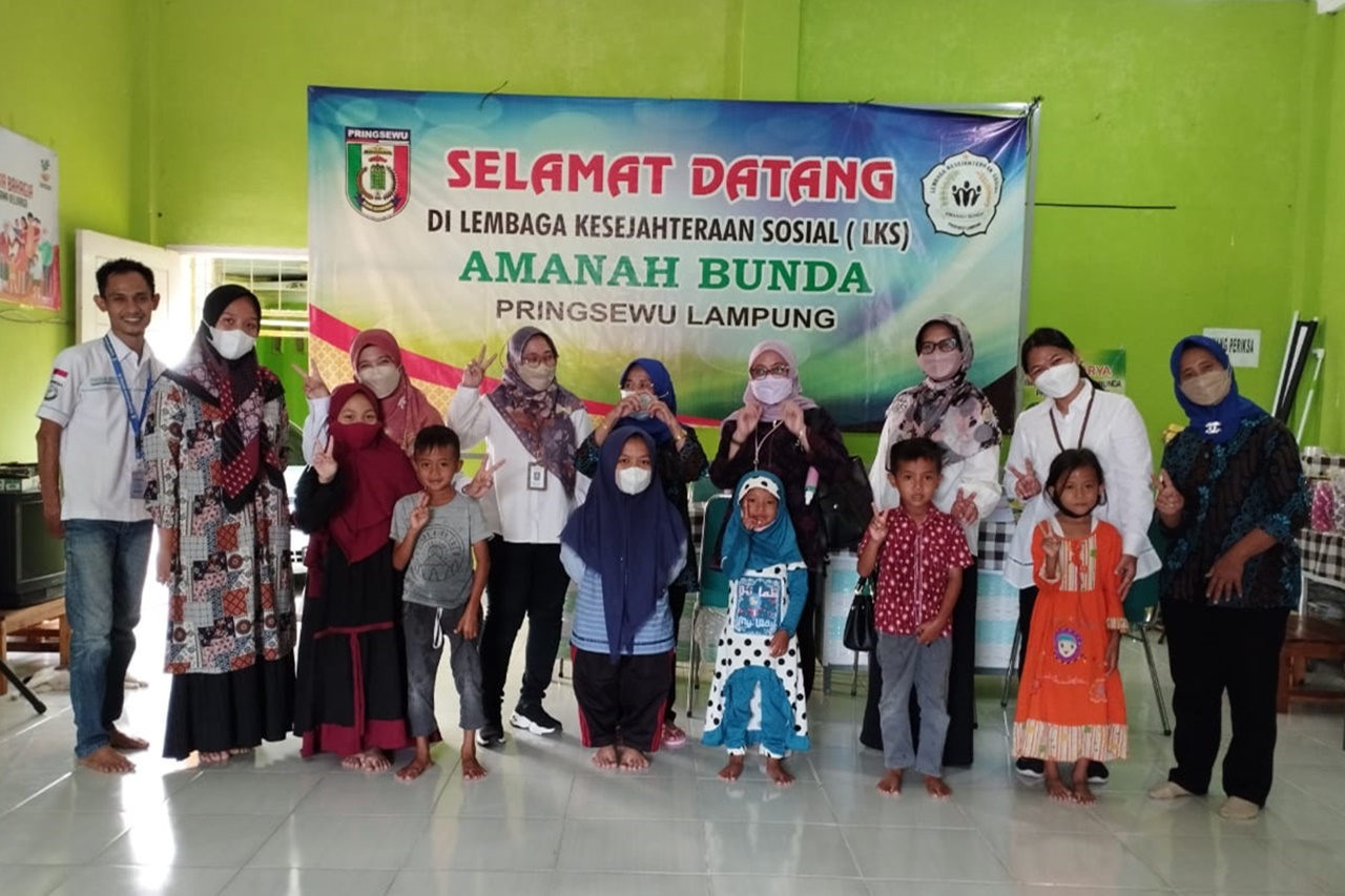 <p>Ilustrasi Kemensos RI Berikan Bantuan ATENSI untuk PM Binaan LKS Amanah Bunda Pringsewu. Anak disabilitas termasuk satu dari sasaran utama bantuan sosial dari pemerintas, ketahui syarat dan cara agar anak disabilitas dapat memperoleh bantuan. Foto: Kemensos RI</p>
