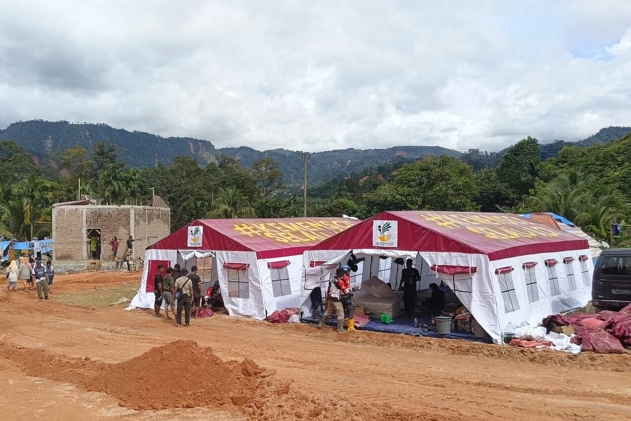 <p>Kementerian Sosial (Kemensos) mendirikan Kamp Pengungsian di Tanah Merah, Kecamatan Tukka, Kabupaten Tapanuli Tengah, Sumatera Utara, sebagai hunian sementara untuk para korban bencana. (Dok. Kemensos)</p>
