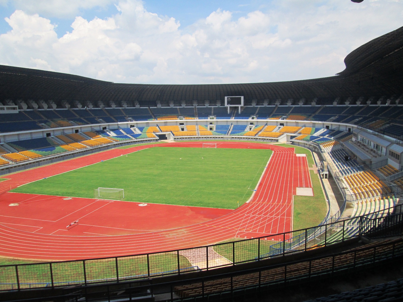 <p>Ilustrasi Stadion Gelora Bandung Lautan Api saat kosong supporter. Usai Persib juara, jadwal tanding di Stadion Gelora Bandung Lautan Api menuai larangan suporter Barito Kuala untuk hadir, ini alasannya! Foto: Wikipedia</p>
