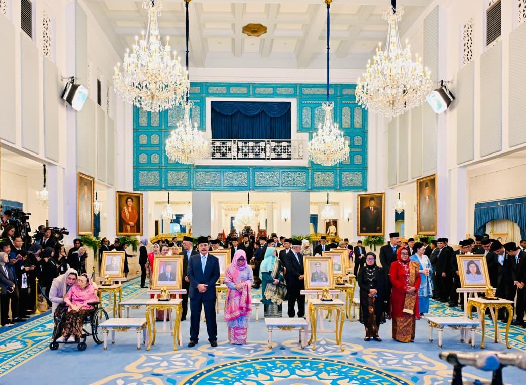 <p>Para ahli waris dari sepuluh tokoh bangsa yang dianugerahi gelar Pahlawan Nasional oleh Presiden Prabowo Subianto, tampak haru dan khidmat saat nama-nama orang yang mereka cintai disebut satu per satu di Istana Negara, Jakarta, Senin, 10 November 2025. (Dok. BPMI Setpres)</p>
