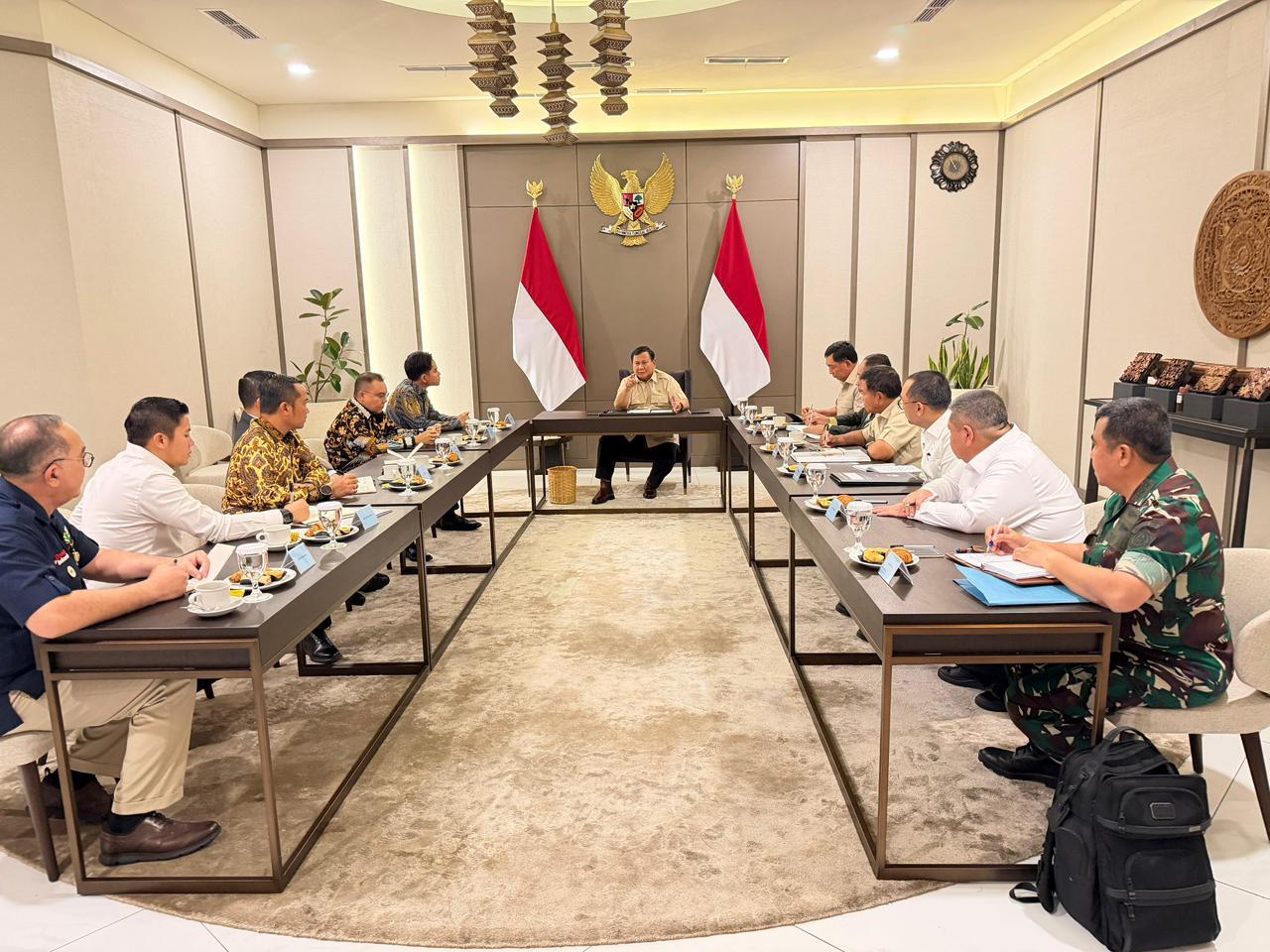<p>Sebelum bertolak ke Australia, Presiden Prabowo Subianto menggelar rapat khusus di Pangkalan Udara Halim Perdanakusuma, Jakarta, Selasa, 11 November 2025. (Dok. BPMI Setpres)</p>

