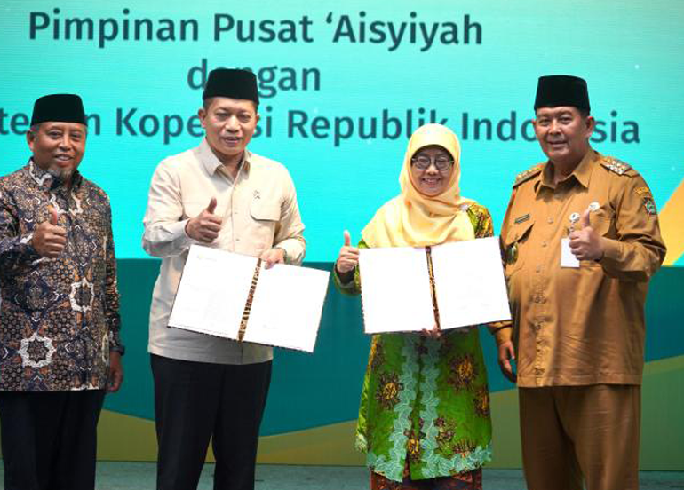 <p>Wakil Menteri Koperasi (Wamenkop) Ferry Juliantono resmi menandatangani Nota Kesepahaman Bersama (MoU) dengan Pimpinan Pusat (PP) Aisyiyah. di Lendah, Kabupaten Kulon Progo, Daerah Istimewa Yogyakarta, Senin 19 Mei 2025. (Dok.Kemenkip)</p>
