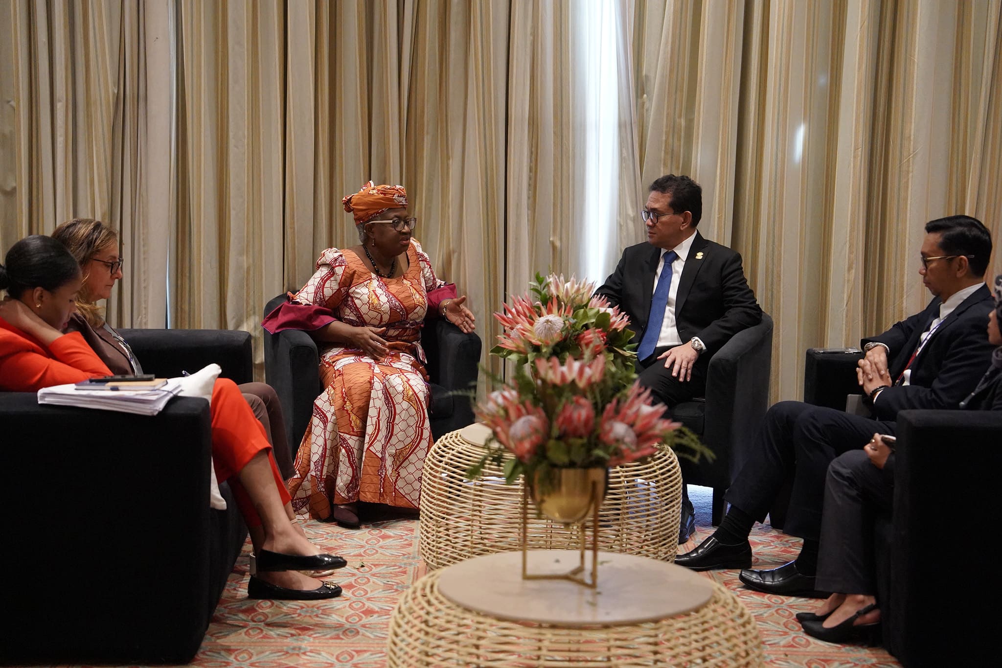 <p>Menteri Perdagangan RI, Budi Santoso melakukan pertemuan dengan Direktur Jenderal Organisasi Perdagangan Dunia (WTO), Ngozi Okonjo-Iweala di sela kegiatan TIMM G20 di Gqeberha, Afrika Selatan, Jumat, 10 Oktober 2025. (Dok. Kemendag)</p>
