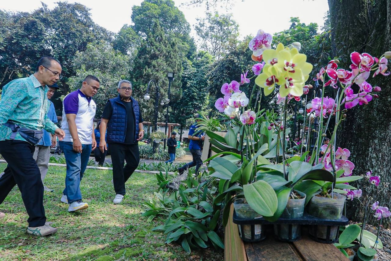 <p>Wali Kota Bandung Muhammad Farhan melakukan penanaman anggrek bersama Perhimpunan Anggrek Indonesia (PAI) DPC Kota Bandung di Pendopo, Kota Bandung, Sabtu (12/7/2025).(Dok.Pemkot Bandung)</p>
