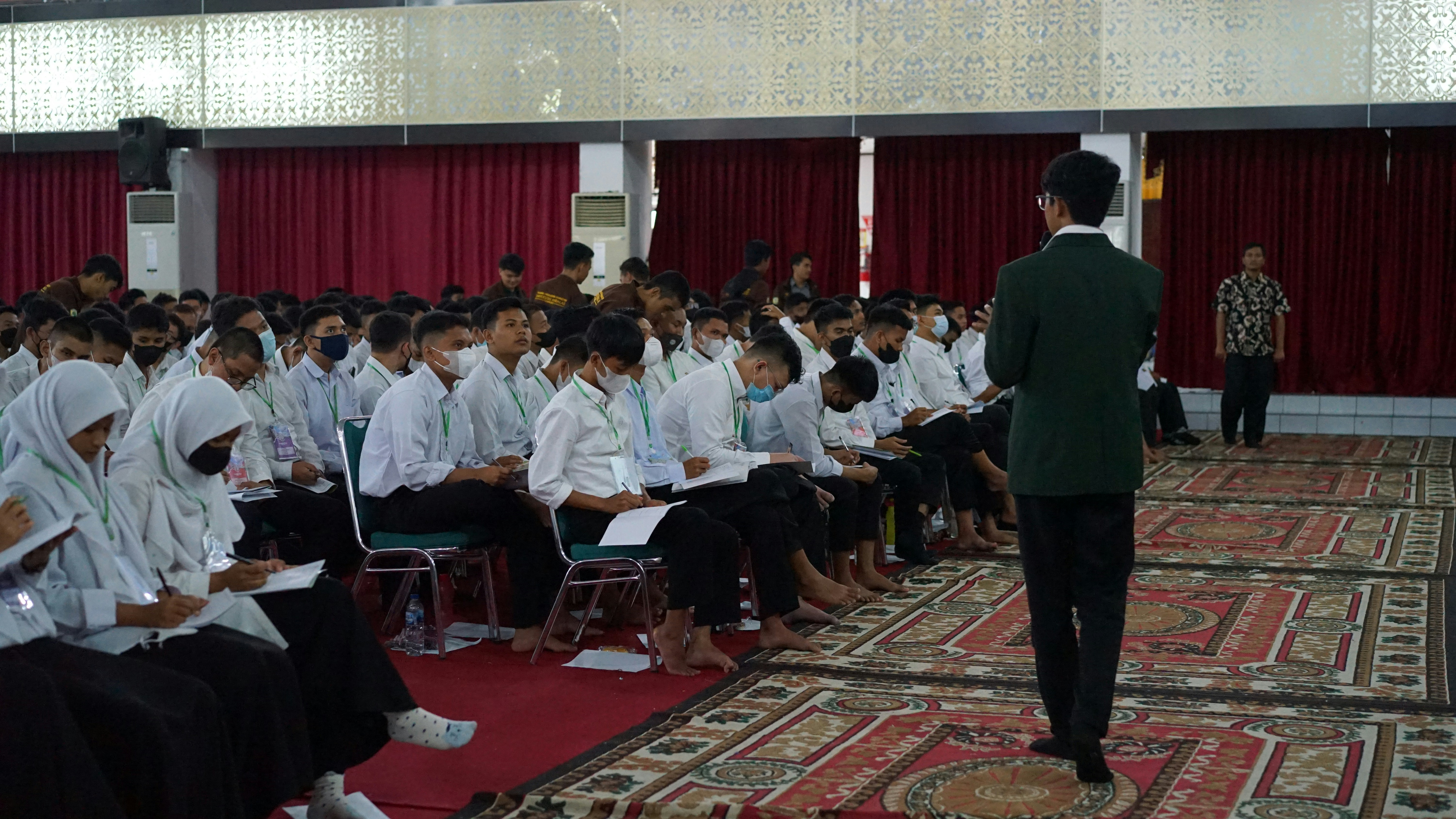 <p>Ilustrasi pelatihan atau seminar kerja. Berbagai jenis program untuk menekan tingkat pengangguran dan persiapan kerja dibuat pemerintah, berikut penjelasannya! Foto: unsplash/Herlambang Tinasih Gusti</p>
