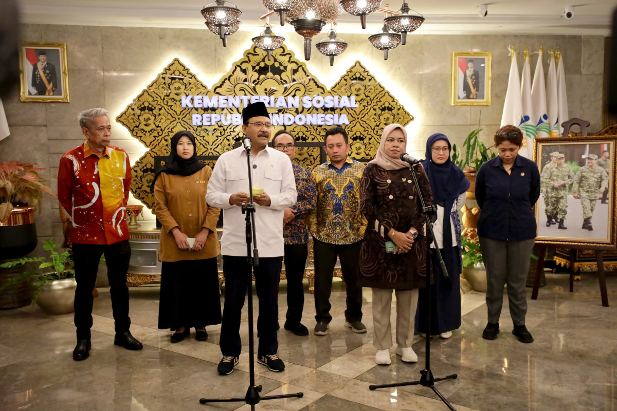<p>Menteri Sosial RI Saifullah Yusuf memberikan keterangan pers terkait capaian penyaluran bantuan sosial triwulan pertama 2025, didampingi jajaran pejabat Kementerian Sosial, di Kantor Pusat Kemensos, Jakarta. Foto: Dok. kemensos.go.id</p>
