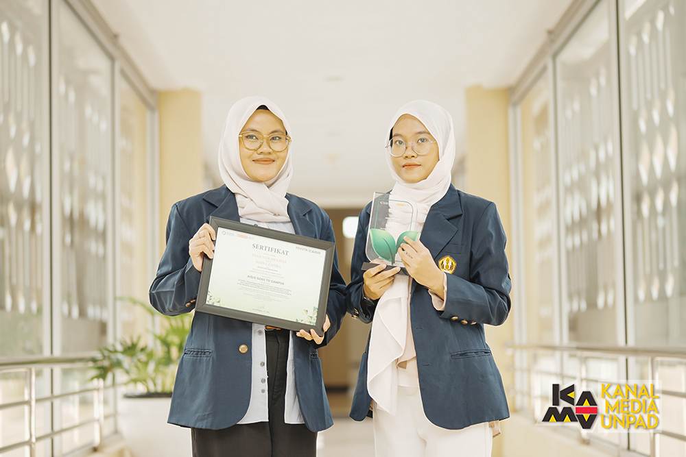 <p>Diah Nur Oktavia dan Hasya Zafira, mahasiswa Unpad yang meraih prestasi karena inovasi yang mereka ciptakan terpilih sebagai salah satu dari lima karya terbaik di AIGIS Green Scientific Competition Kementerian Perindustrian di Jakarta, pada 30 Juli 2025. (Dok. Kanal Media Unpad/ Dadan Triawan)</p>
