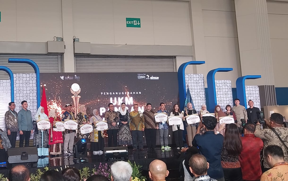 <p>Menteri Perdagangan Budi Santoso memberikan penganugerahan UKM Pangan Award bagi 10 pemenang usaha mikro, kecil dan menengah (UMKM) terbaik dari seluruh Indonesia. Penghargaan diberikan pada Pembukaan Pangan Nusa Expo 2025, Rabu, 15 Oktober 2025, di Indonesia Convention Exhibition (ICE) BSD City, Kabupaten Tangerang, Banten. (Dok. Sokoguru/Rosmery)</p>
