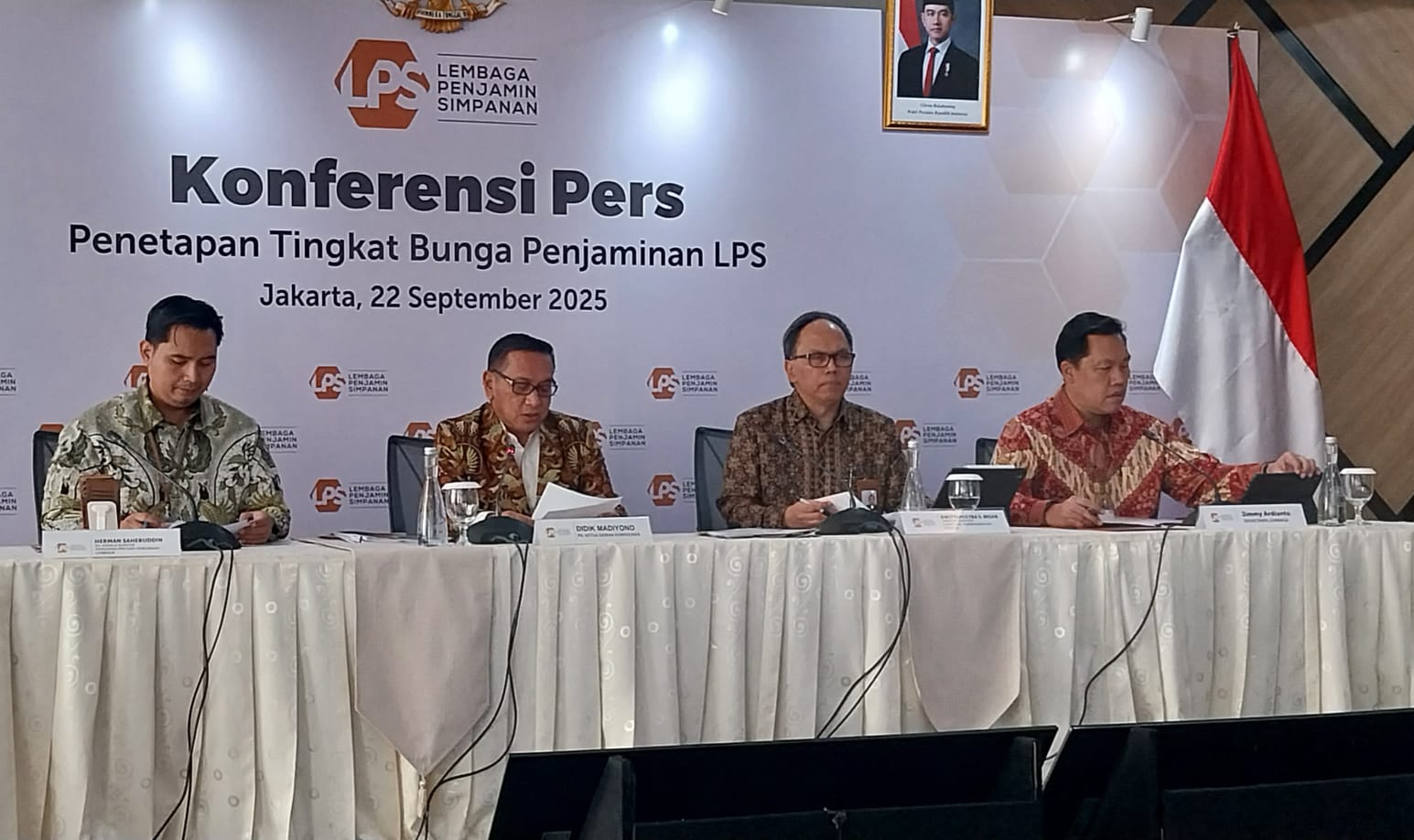 <p>Lembaga Penjamin Simpanan (LPS)  mengumumkan Penetapan Tingkat Bunga Penjaminan LPS dalam konferensi pers di kantor LPS Jakarta, Senin, 22 September 2025. (Dok. Sokoguru/Rosmery)</p>
