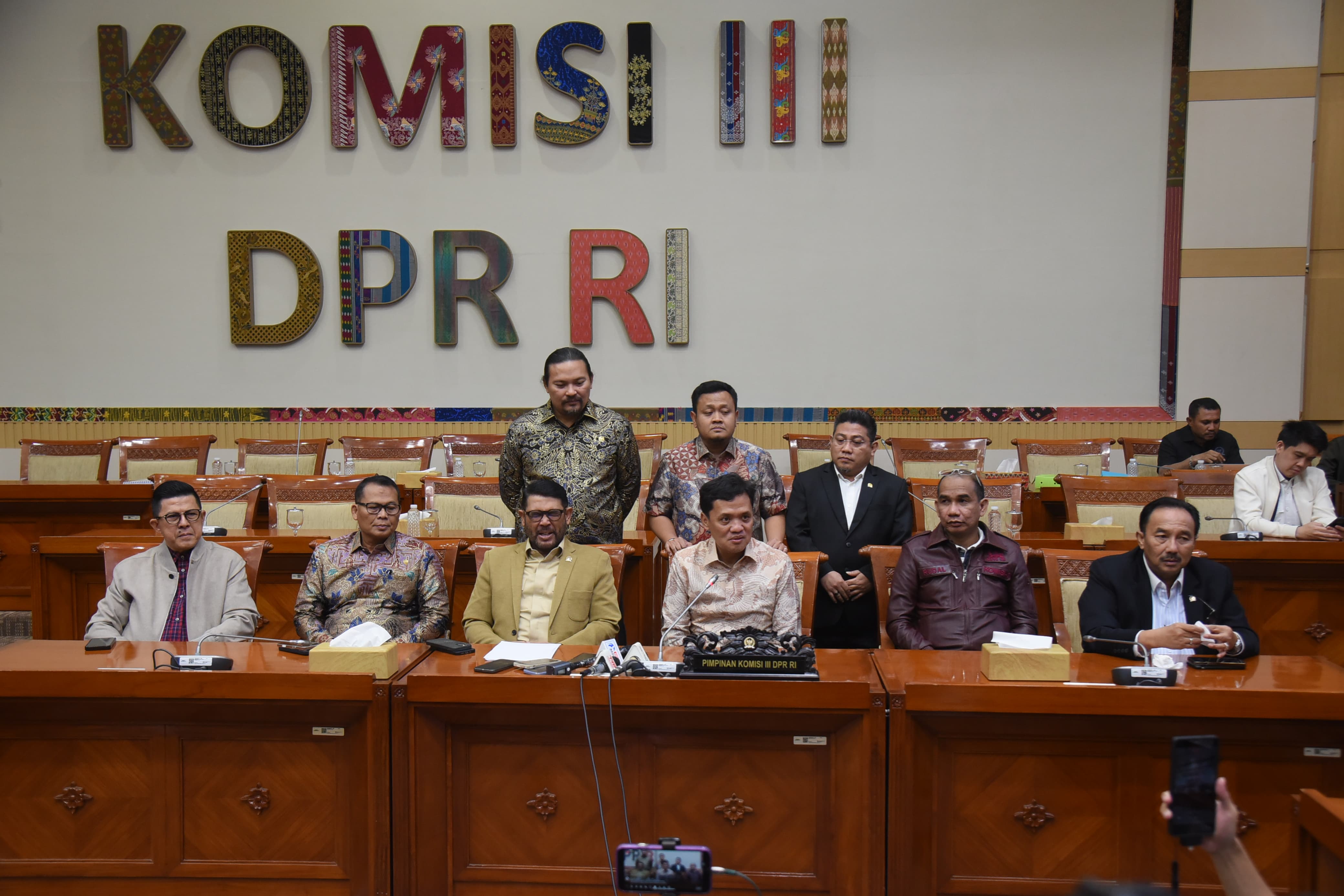 <p>Ketua Komisi III DPR RI Habiburokhman (barisan depan keempat dari krii) saat konferensi pers terkait KUHAP yang digelar di Ruang Rapat Komisi III, Gedung Nusantara II DPR RI, Senayan, Jakarta, Senin (14/7/2025). (Dok.DPR RI)</p>
