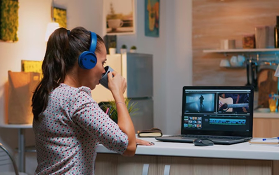 <p>Ilustrasi seorang perempuan sedang editing video. Berikut ini 5 aplikasi video editing rekomended banget buat pemula. (Foto: Freepik).</p>
