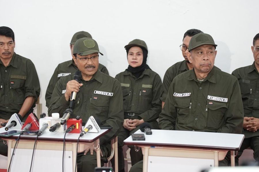 <p>Menteri Sosial (Mensos) Saifullah Yusuf (tengah) saat menyampaikan pernyataan usai retret calon kepala sekolah. (Foto: Kemensos).</p>
