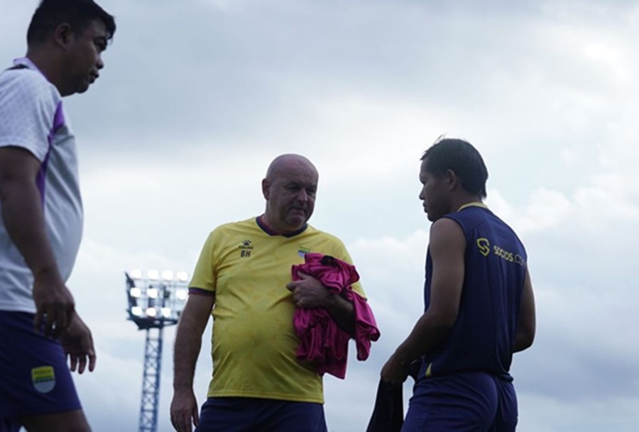 <p>Potret pelatih Persib Bojan Hodak dan Adam Alis. Menjelang laga melawan Bangkok United, satu gelandang asing asal Brasil diragukan tampil. (Foto: Persib).</p>
