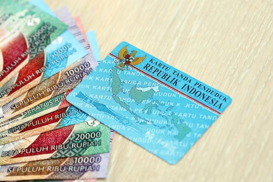 <p>Ilustrasi pencairan bantuan sosial PKH dan BPNT tahap kedua melalui KKS, lengkap dengan data KTP dan uang tunai yang diterima KPM pada Juni 2025. Foto: freepik.com</p>
