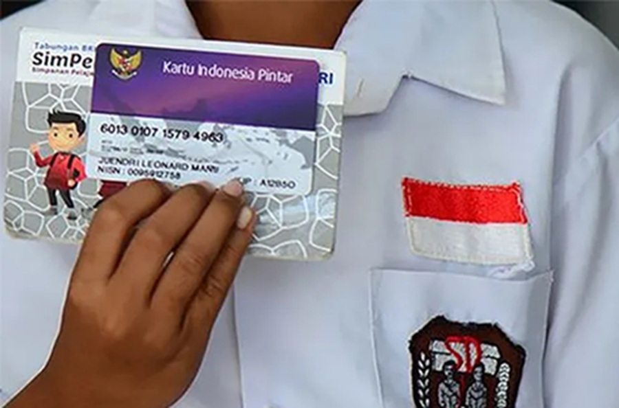<p>Ilustrasi siswa menunjukkan buku tabungan SimPel bantuan PIP. Berikut cara cek status penerima PIP 2025. (Foto: Puslapdik).</p>

